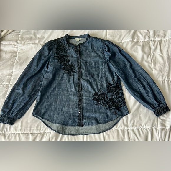 Sundance women’s Lennon Floral Embroidered
Denim Chambray Top size medium - Picture 2 of 11